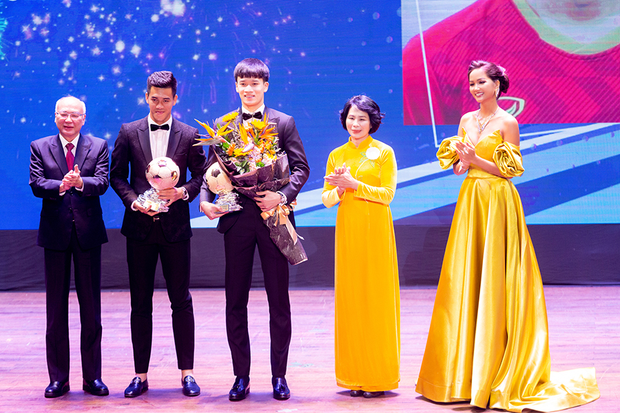 Cầu thủ Hoàng Đức (giữa) nhận danh hiệu Quả Bóng Vàng. Quang Hải và Tiến Linh lần lượt nhận Quả Bóng Bạc và Quả Bóng Đồng