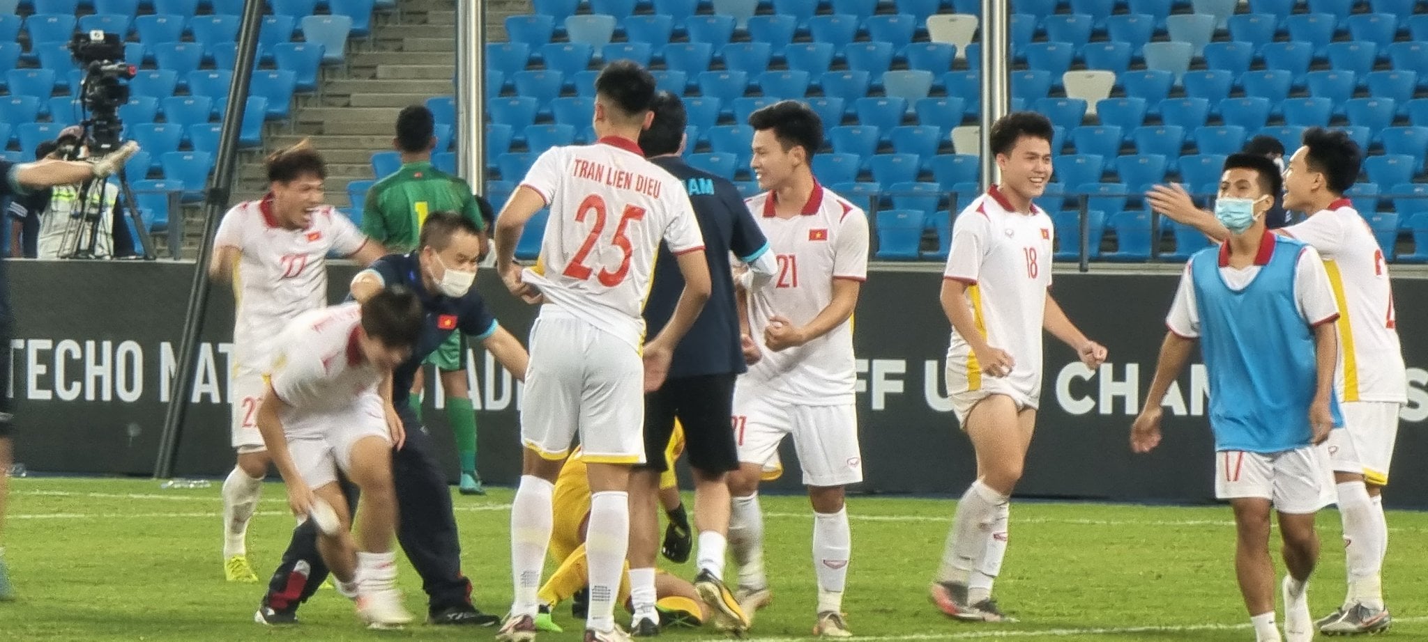 CĐM vỡ oà sau chiến thắng nghẹt thở của U23 Việt Nam: Lâu rồi mới khóc vì hạnh phúc như thế!