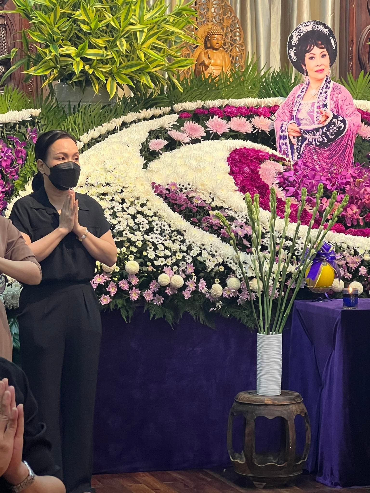 Việt Hương bật khóc trên livestream vì bị cắt ghép video sai sự thật trong lễ tưởng niệm NS Ngọc Đáng
