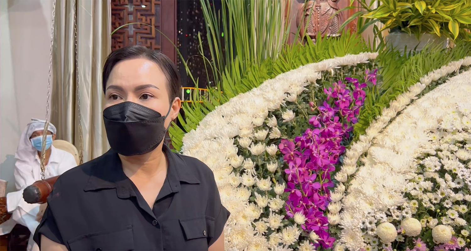 Việt Hương bật khóc trên livestream vì bị cắt ghép video sai sự thật trong lễ tưởng niệm NS Ngọc Đáng