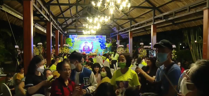 Hậu lùm xùm công ty cũ, Hồ Văn Cường được fans tổ chức sinh nhật hoành tráng tại nhà hàng sang trọng
