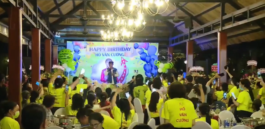 Hậu lùm xùm công ty cũ, Hồ Văn Cường được fans tổ chức sinh nhật hoành tráng tại nhà hàng sang trọng