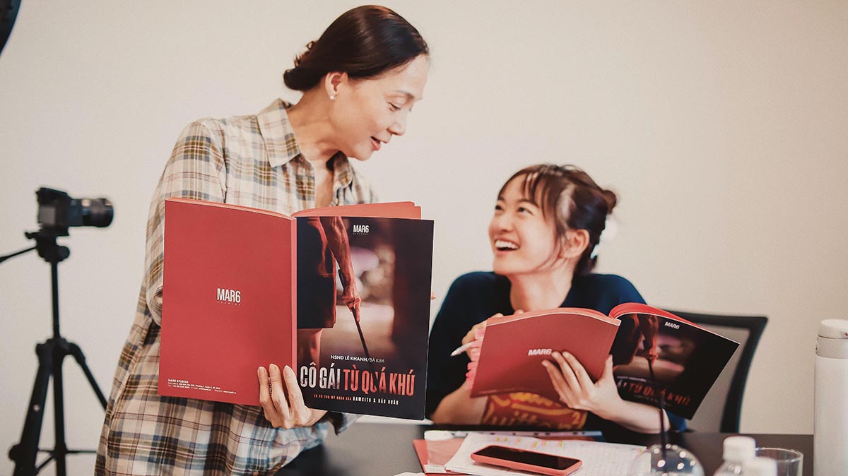 Cô gái từ quá khứ: NSND Lê Khanh tái ngộ Lan Ngọc - Kaity, Lãnh Thanh cùng Ốc Thanh Vân vào dàn cast chính NSND Lê Khanh phụ trách hướng dẫn các diễn viên trẻ và được đọc kịch bản từ sớm