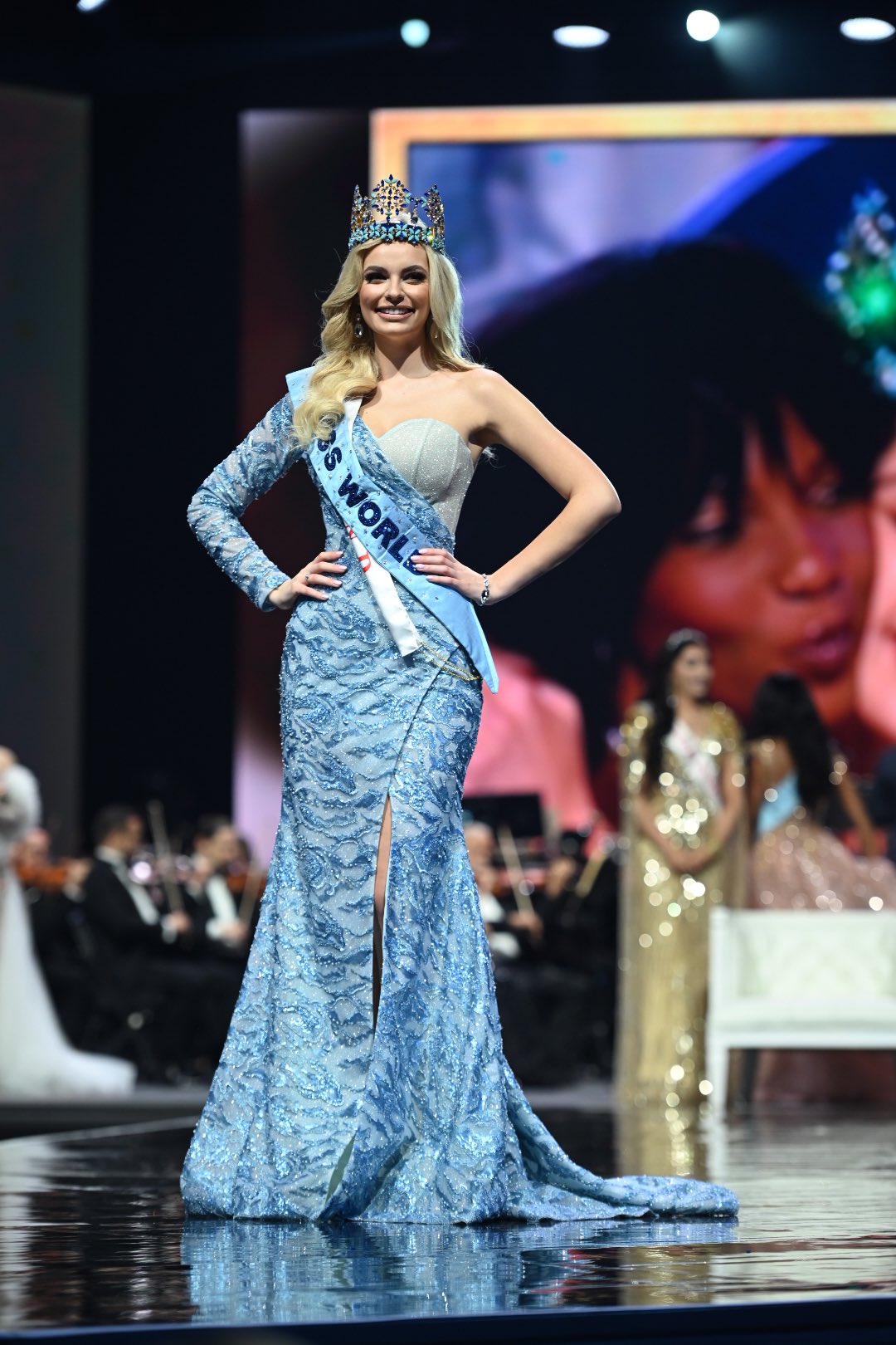 Đại diện Ba Lan đăng quang Miss World 2021: Nhan sắc xinh như búp bê!
