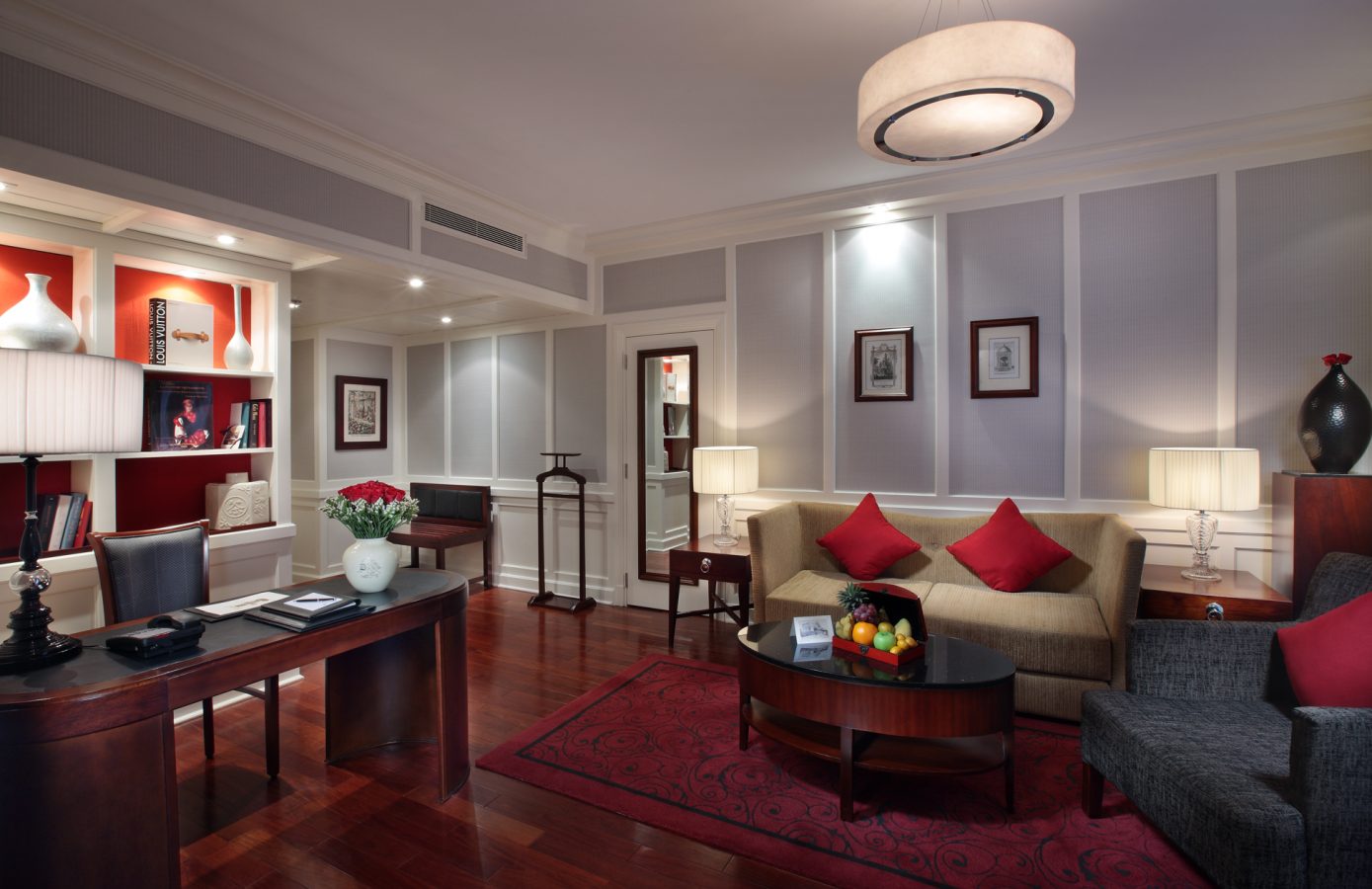 Dân mạng “soi” được chi tiết nơi Hiền Hồ ôm ấp đại gia U60 là một khách sạn bậc nhất ở Hà Nội