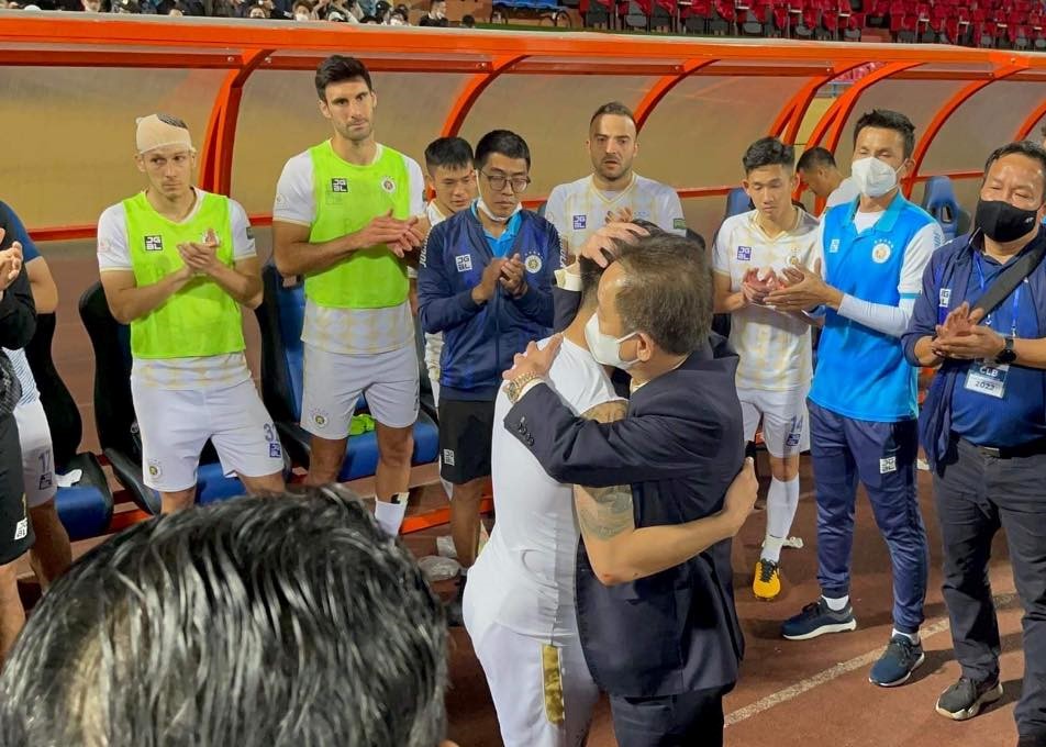 Cầu thủ Quang Hải xúc động sau trận bóng cuối cùng tại V.League, trước khi xuất ngoại sang trời Âu