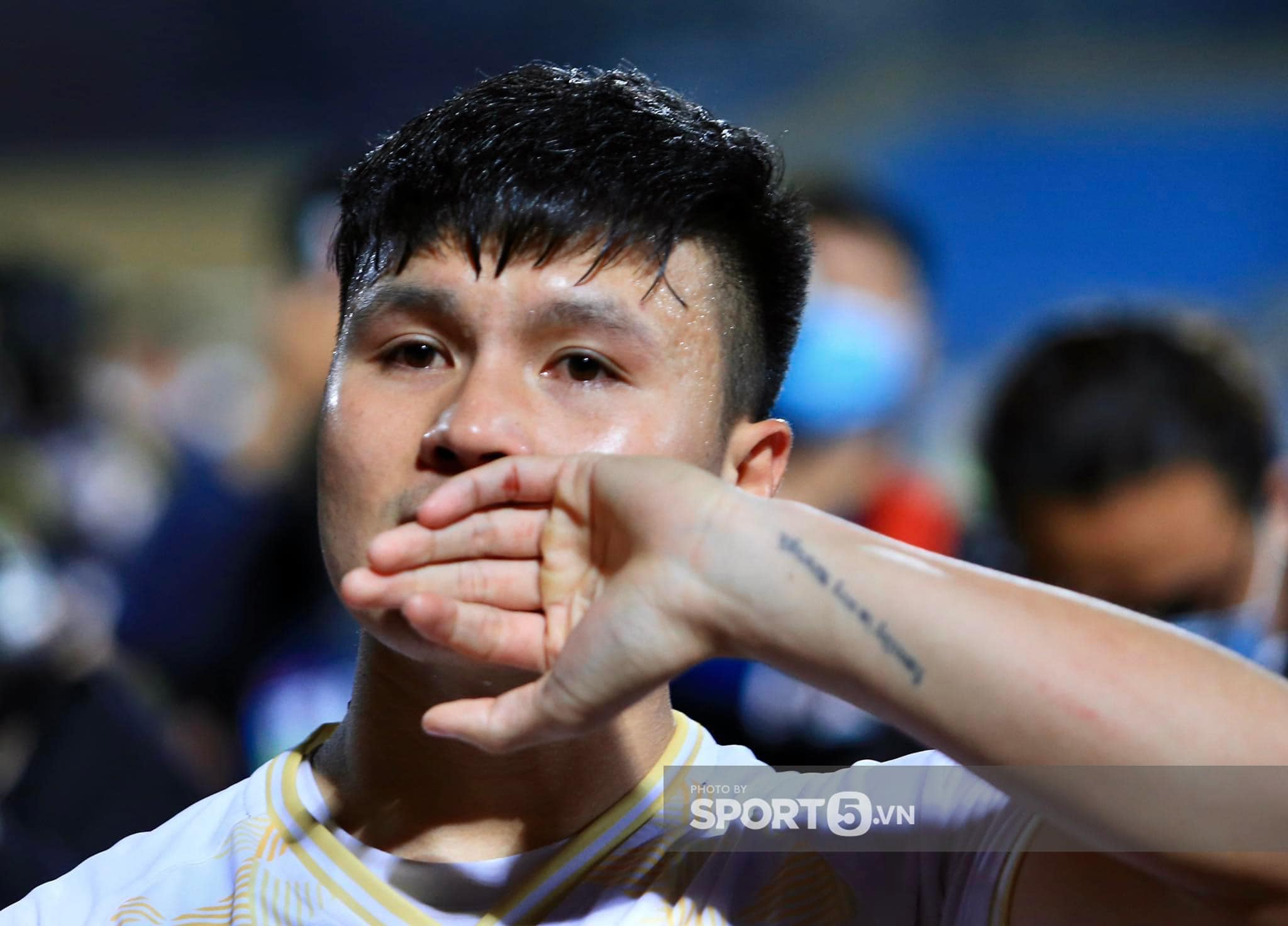 Cầu thủ Quang Hải xúc động sau trận bóng cuối cùng tại V.League, trước khi xuất ngoại sang trời Âu