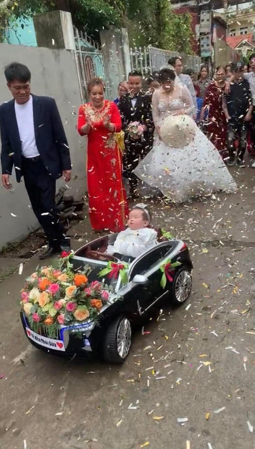 Thêm một thế lực nhí chiếm sóng hôn lễ: soái ca 2 tuổi của hậu vệ Tấn Tài, lái xe hoa dẫn bố mẹ vào lễ đường