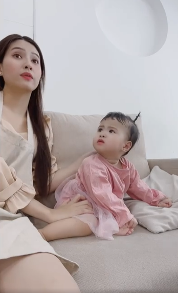 Con gái 1 tuổi của Jack lần đầu đóng quảng cáo cực chuyên nghiệp, Thiên An tiết lộ có thiên hướng làm nghệ thuật Con gái 1 tuổi của Jack lần đầu đóng quảng cáo cực chuyên nghiệp, Thiên An tiết lộ có thiên hướng làm nghệ thuật
