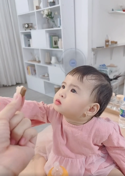 Con gái 1 tuổi của Jack lần đầu đóng quảng cáo cực chuyên nghiệp, Thiên An tiết lộ có thiên hướng làm nghệ thuật Con gái 1 tuổi của Jack lần đầu đóng quảng cáo cực chuyên nghiệp, Thiên An tiết lộ có thiên hướng làm nghệ thuật