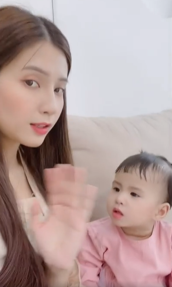 Con gái 1 tuổi của Jack lần đầu đóng quảng cáo cực chuyên nghiệp, Thiên An tiết lộ có thiên hướng làm nghệ thuật Con gái 1 tuổi của Jack lần đầu đóng quảng cáo cực chuyên nghiệp, Thiên An tiết lộ có thiên hướng làm nghệ thuật