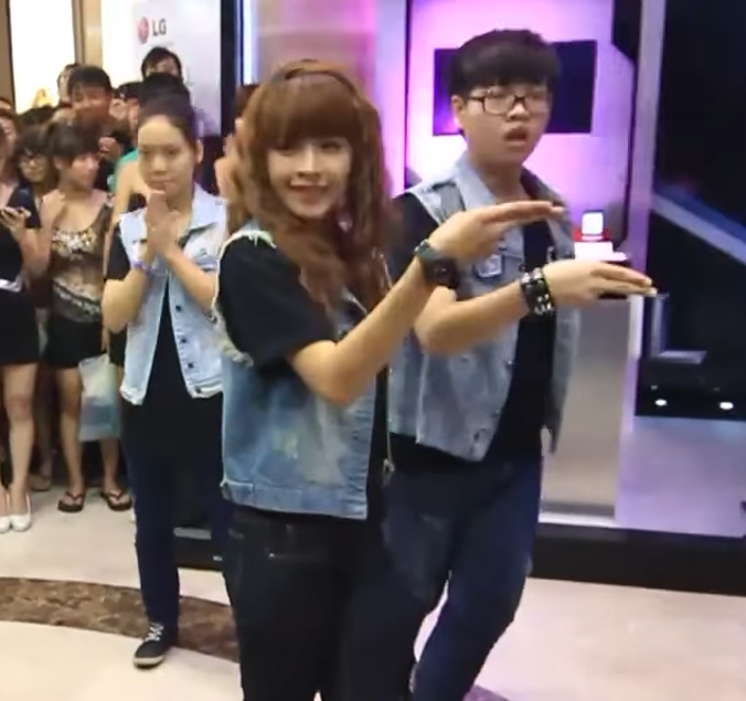 'Cười chảy nước mắt' với cảnh Chi Pu, Emily, Đức Phúc cũng có thời phải đi nhảy cover Kpop trong trung tâm thương mại - ảnh 3