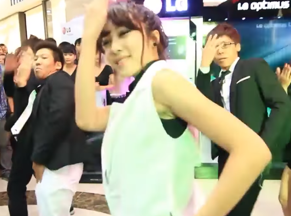 'Cười chảy nước mắt' với cảnh Chi Pu, Emily, Đức Phúc cũng có thời phải đi nhảy cover Kpop trong trung tâm thương mại - ảnh 4