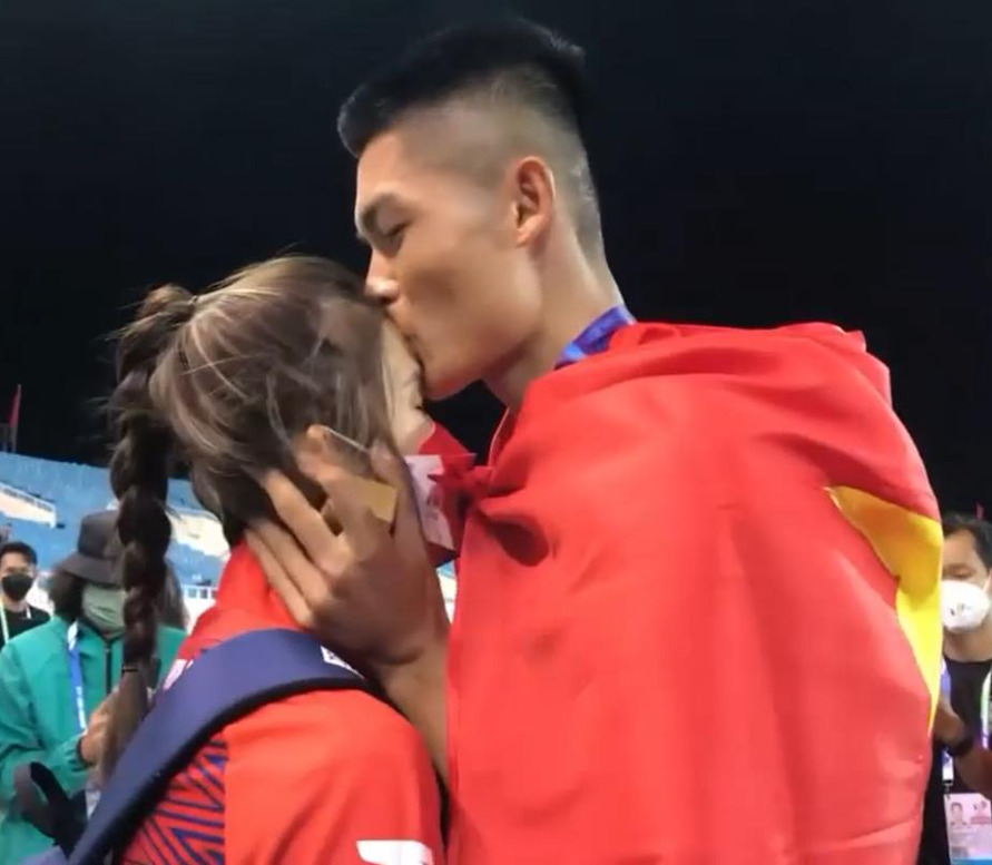 Nhà vô địch SEA Games 31 cầu hôn bạn gái ngay sau khi nhận huy chương vàng