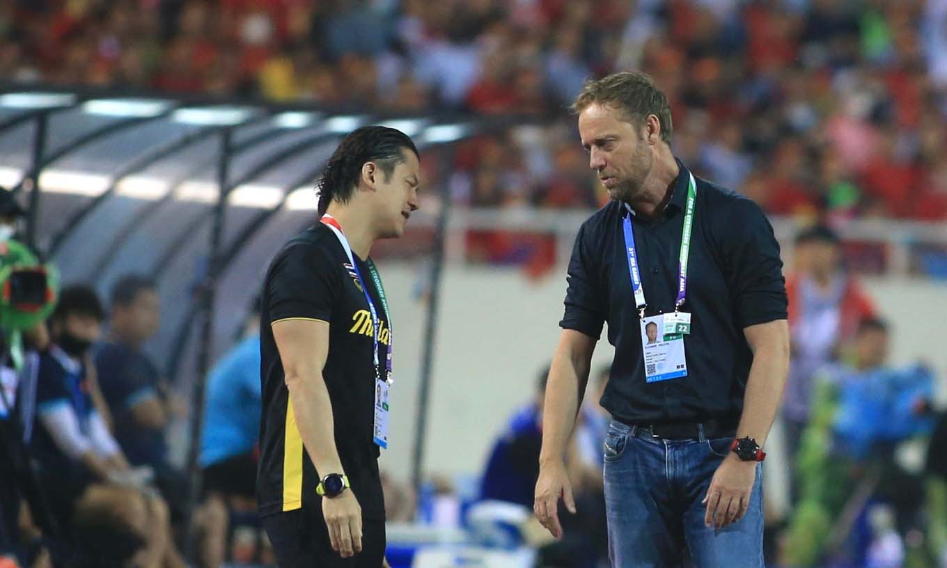 Huấn luyện viên Polking và trợ lý thất vọng trong trận chung kết thua Việt Nam ở SEA Games 31