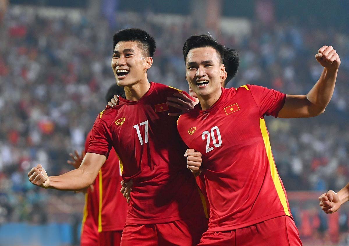 Nhâm Mạnh Dũng và Bùi Hoàng Việt Anh vui mừng sau khi Việt Nam mở tỷ số trước Indonesia trong trận mở màn SEA Games 31.