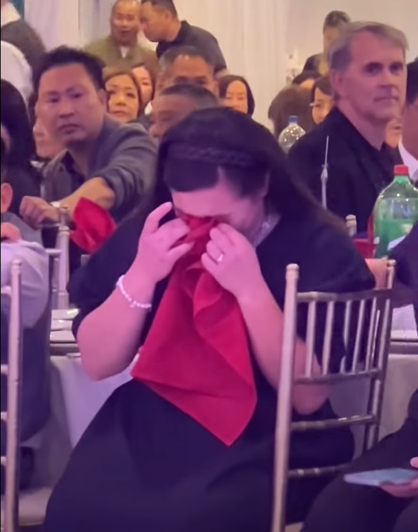 Con gái Phi Nhung khóc nấc khi nghe bài hát về tình mẫu tử trong đêm nhạc tưởng nhớ mẹ mình