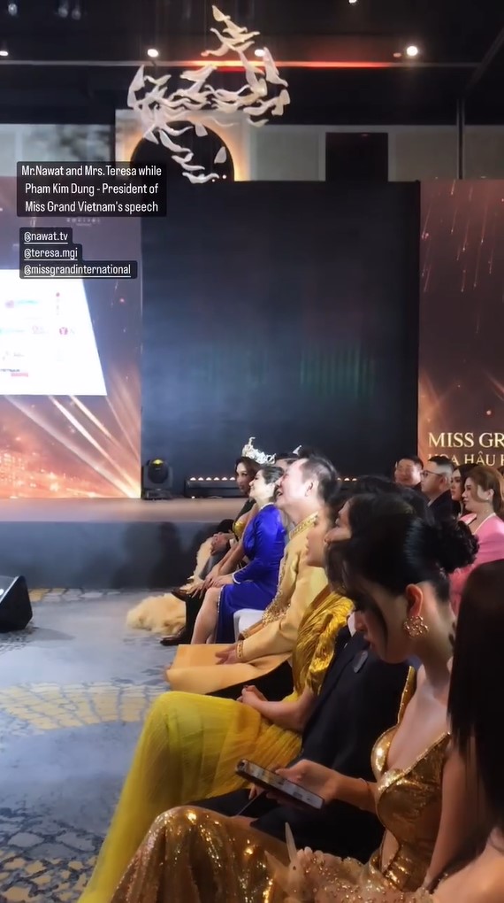 Hoa hậu Tiểu Vy gây tranh cãi khi liên tục lướt điện thoại trong lúc tham dự sự kiện