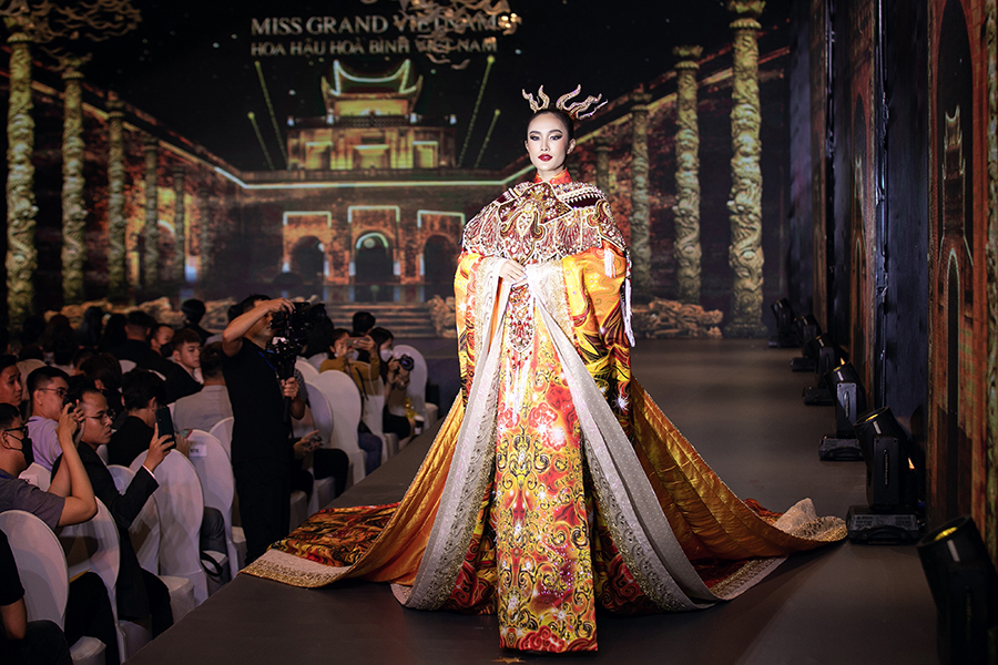 Hoa hậu Tiểu Vy gây tranh cãi khi liên tục lướt điện thoại trong lúc tham dự sự kiện - ảnh 3