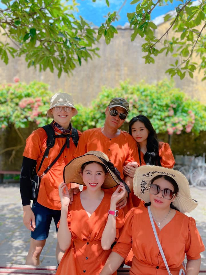 Bức ản gia đình Chí Thành đi du lịch có sự góp mặt của Việt Phương Thoa từng khiến dư luận dậy sóng vì thông báo quay lại của cả hai
