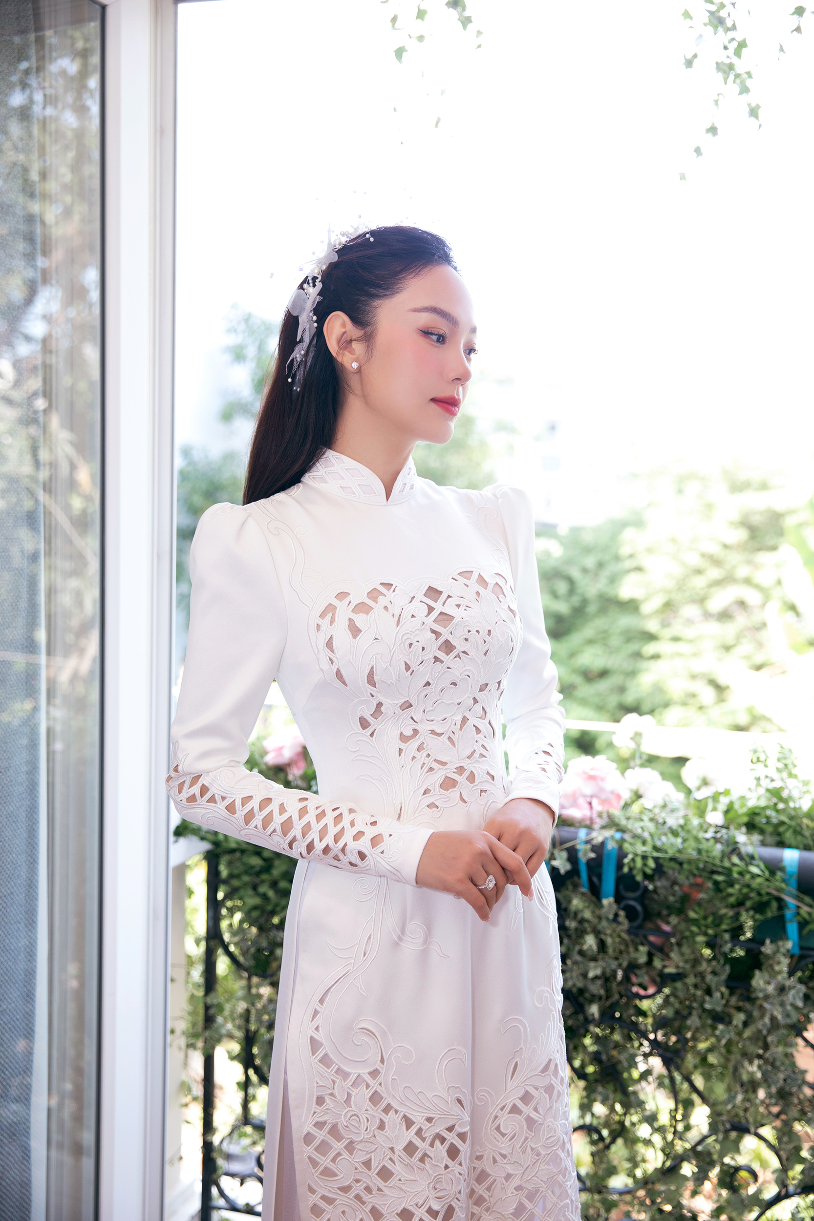 Lộ diện nhan sắc cô dâu Minh Hằng trong chiếc áo dài trắng tinh khôi