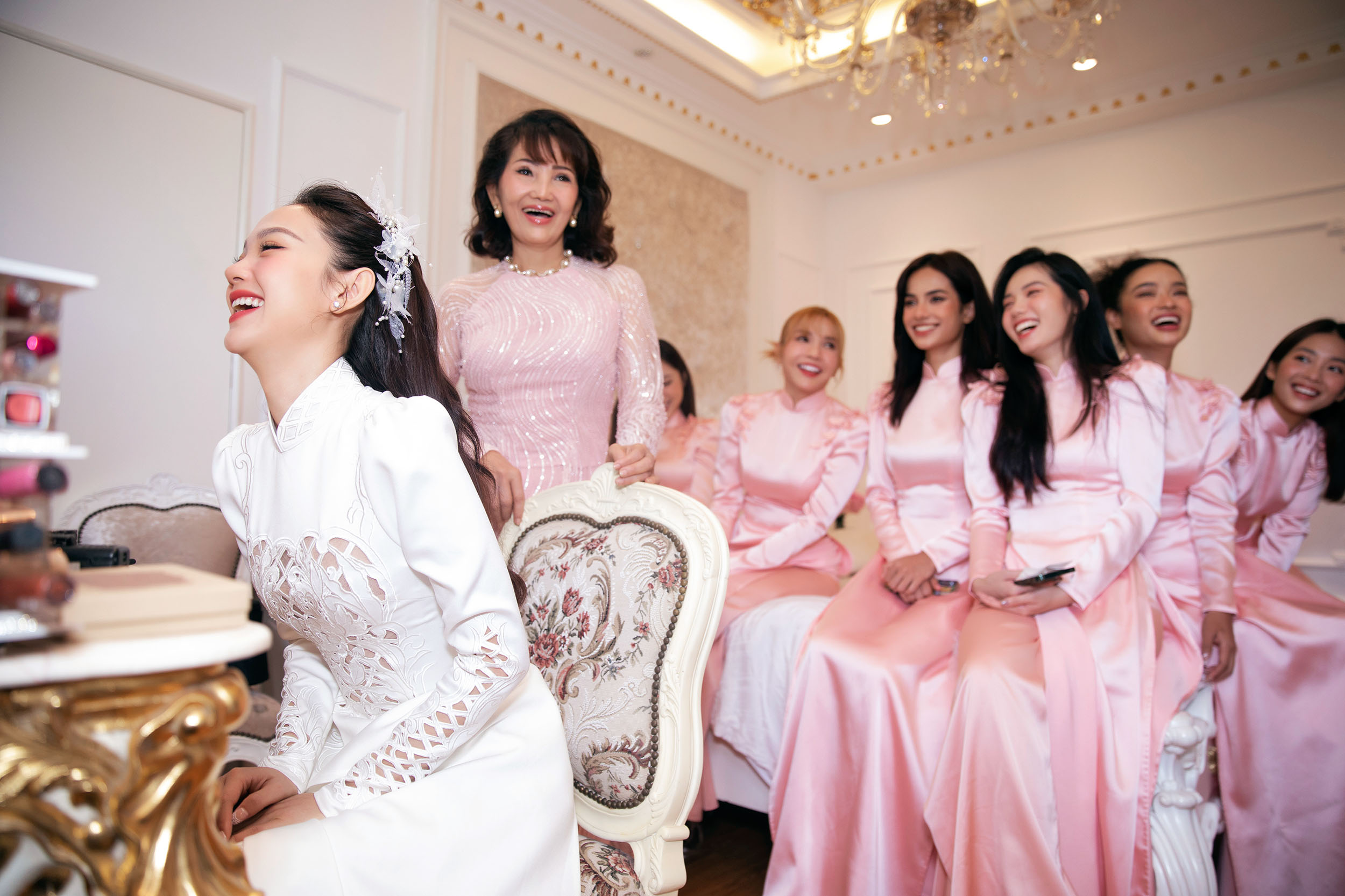 Lộ diện nhan sắc cô dâu Minh Hằng trong chiếc áo dài trắng tinh khôi