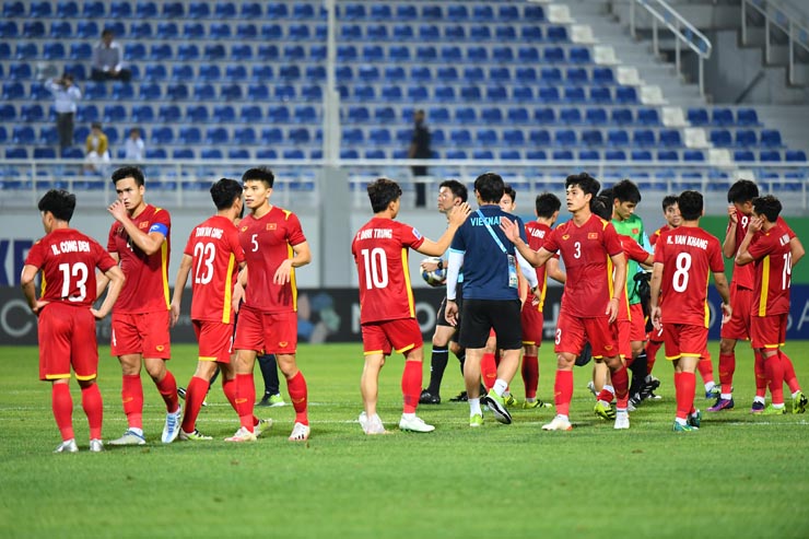 U23 Việt Nam được người hâm mộ chào đón tại sân bay: Tấn Tài, Duy Cương được fan nữ vây kín