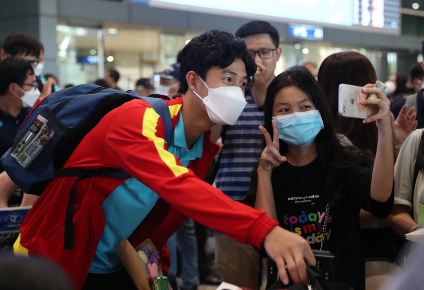 U23 Việt Nam được người hâm mộ chào đón tại sân bay: Tấn Tài, Duy Cương được fan nữ vây kín