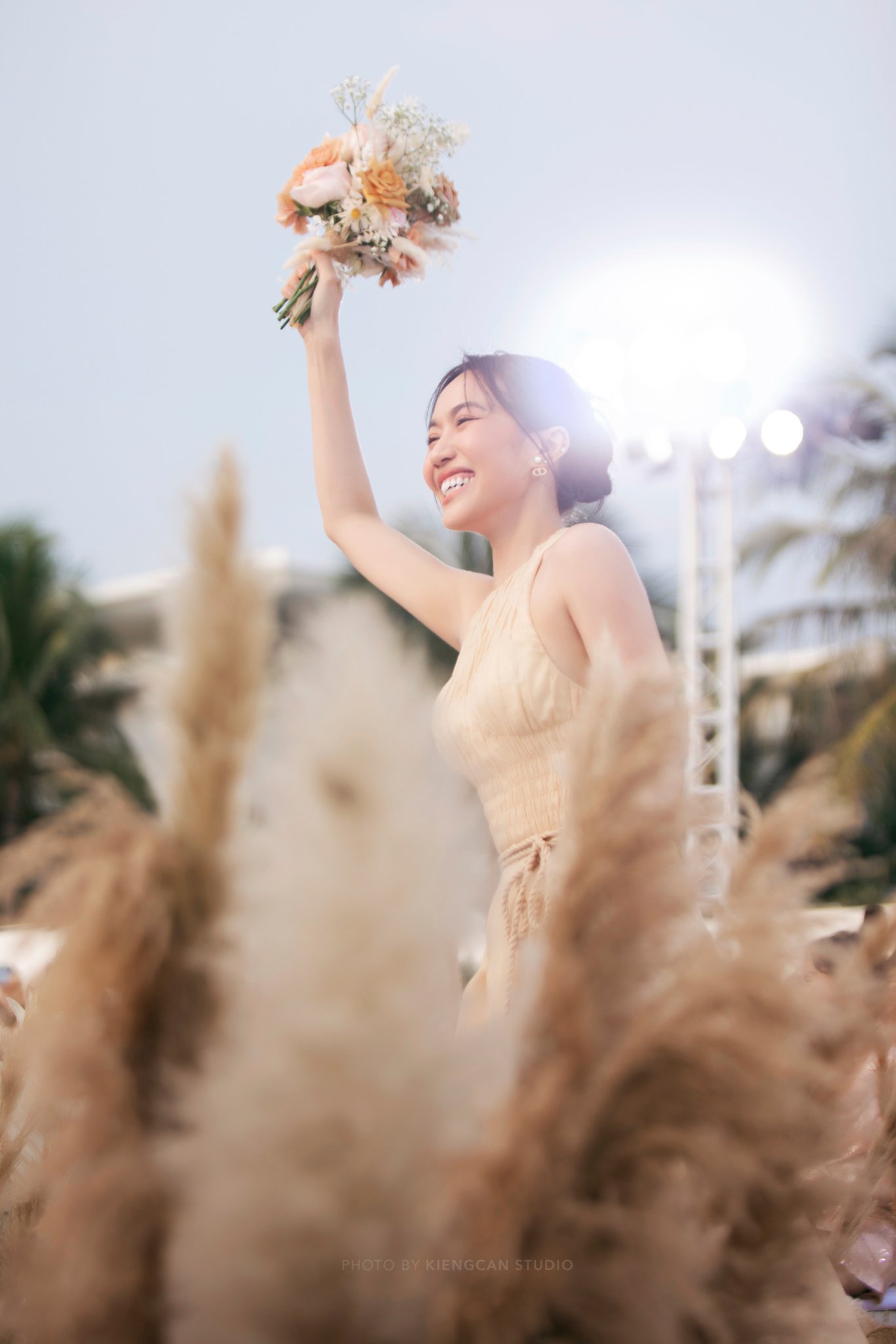 Lộ diện nữ ngôi sao may mắn bắt được hoa cưới của cô dâu Minh Hằng, CĐM liền hào hứng: Cưới gấp chị ơi!