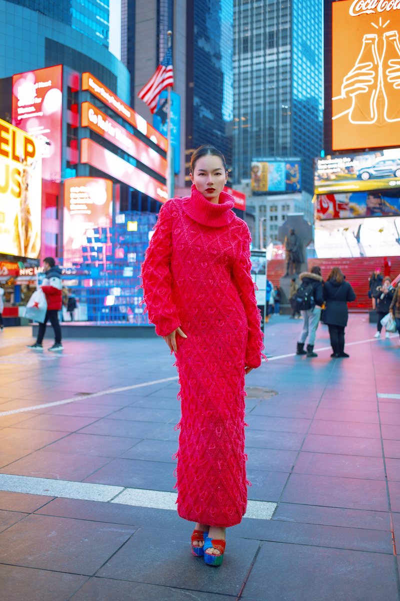 Bảo Hoà thần thái ngút ngàn diện váy len Vũ Ngọc và Son ở New York