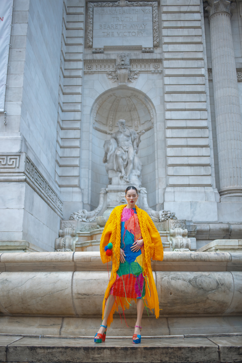 Bảo Hoà thần thái ngút ngàn diện váy len Vũ Ngọc và Son ở New York