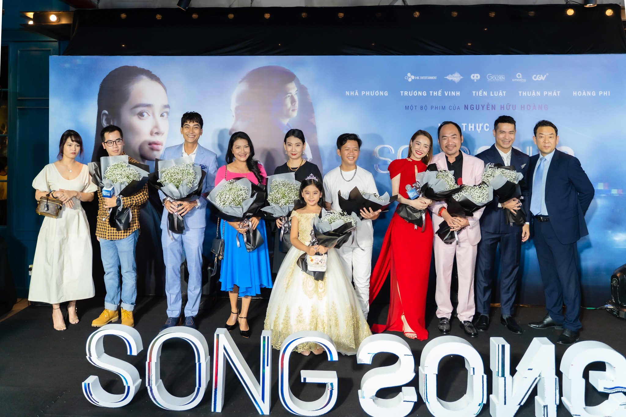 Đoàn phim 'Song Song' tại buổi công chiếu phim