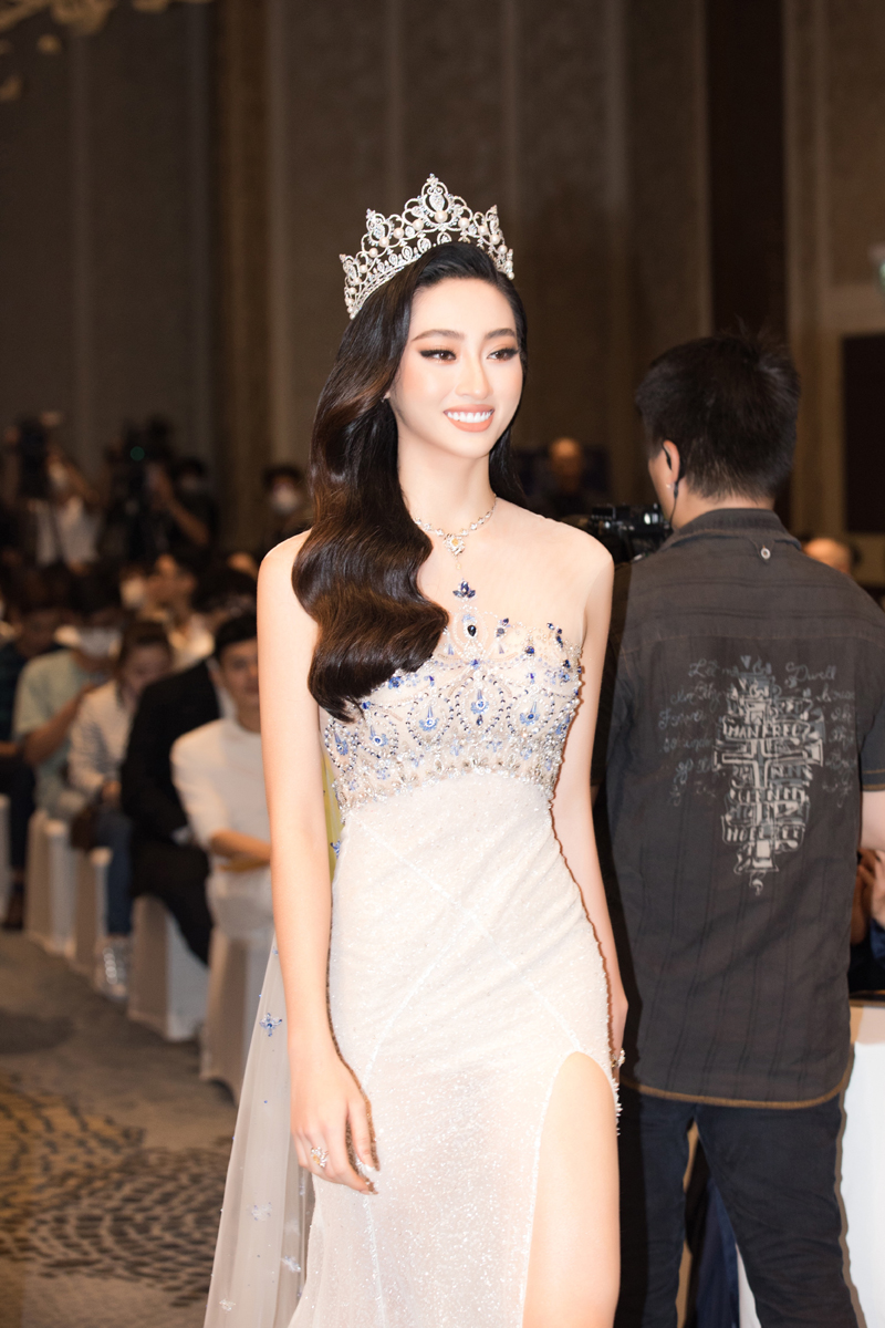 Hoa hậu Lương Thuỳ Linh được khen ngợi vì đối đáp thông minh sắc sảo - ảnh 4