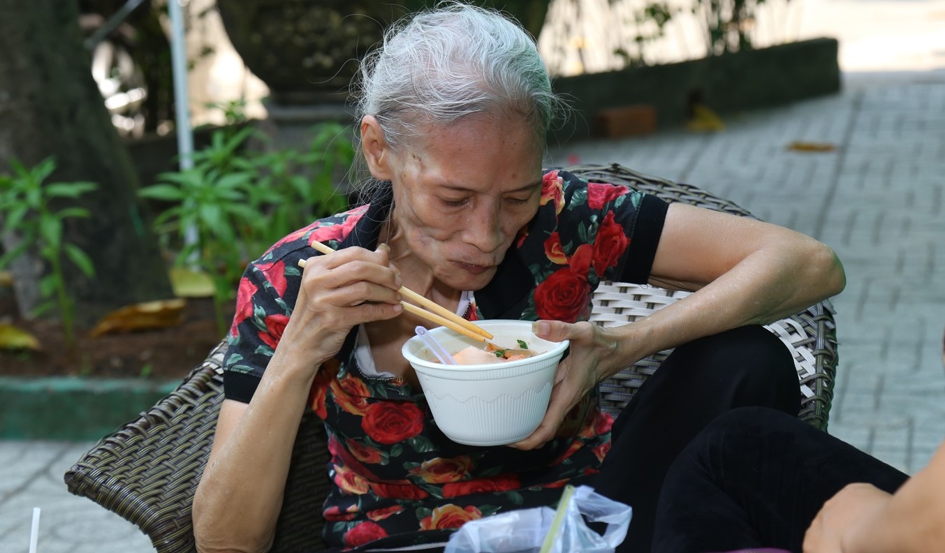 Gặp lại quái kiệt sân khấu Bo Bo Hoàng: 74 tuổi, gầy gò, hốc hác, ăn vội bữa trưa để kịp giờ tập luyện trong Sao Nối Ngôi