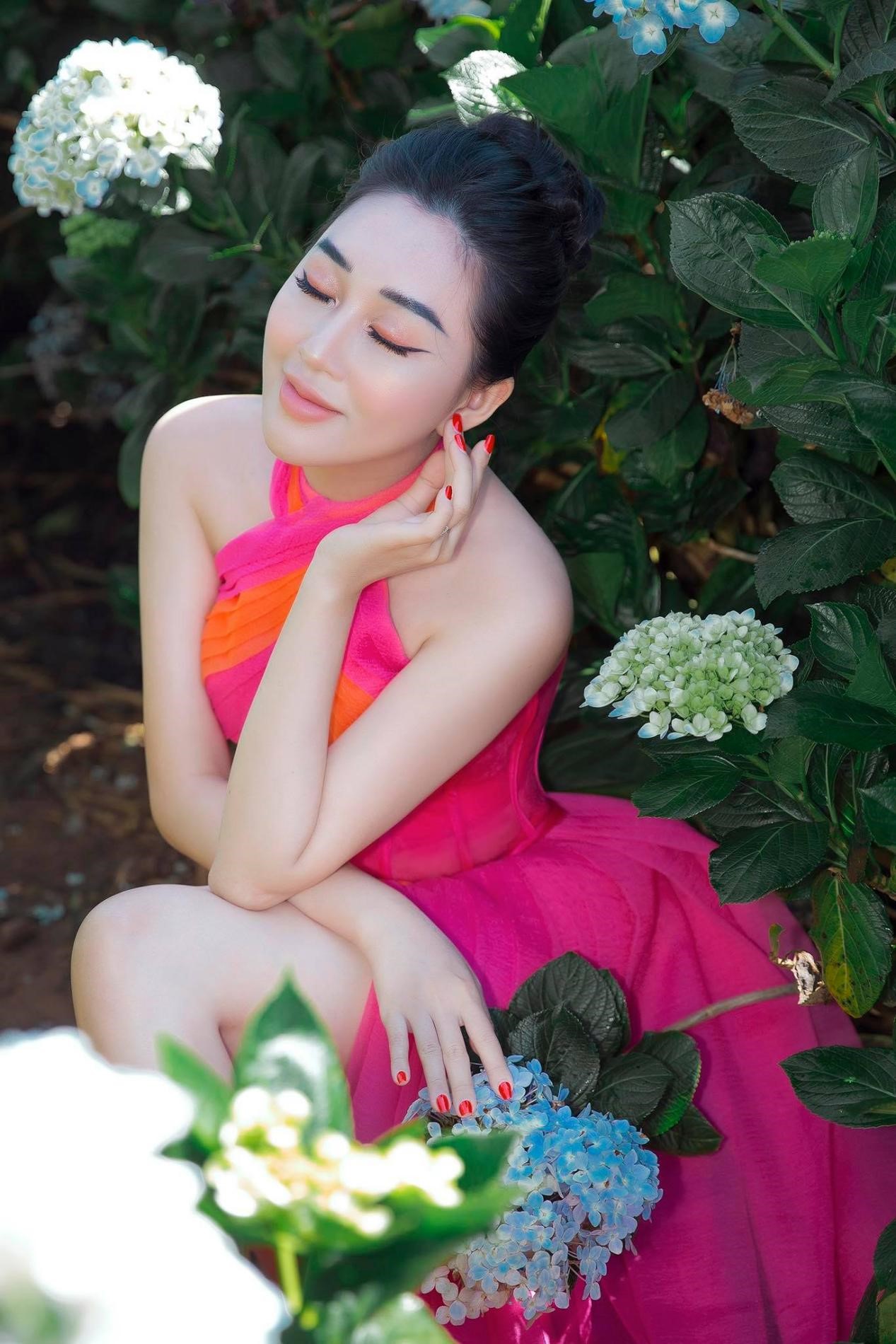 Hoa Hậu Huỳnh Thuý Anh đẹp mơ mộng giữa vườn hoa cẩm tú cầu - ảnh 5