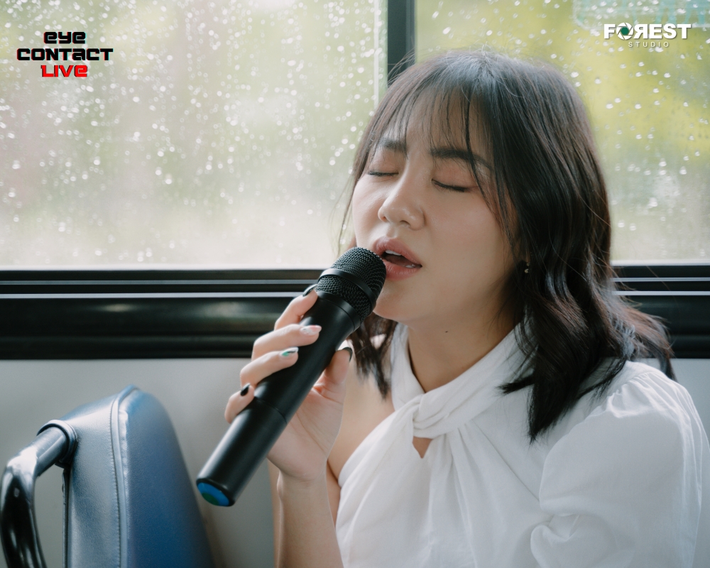 Tiếp nối Hòa Minzy, Hứa Kim Tuyền và Anh Tú, Văn Mai Hương và Bùi Công Nam 'hát rong' với concept Bus - King độc đáo - ảnh 2