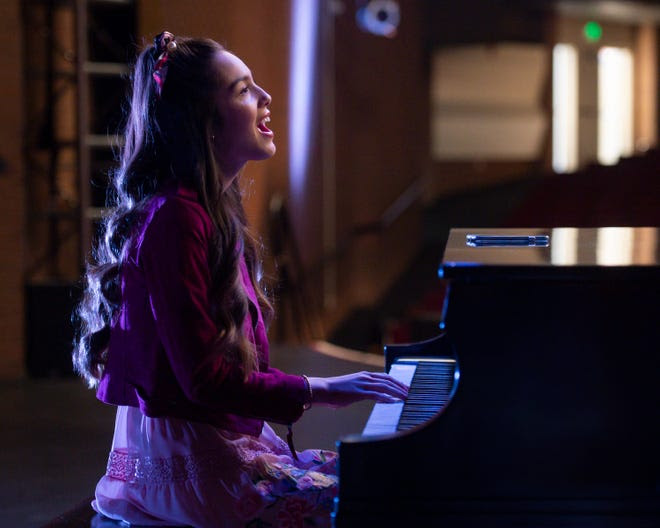 Đừng quên Olivia Rodrigo vẫn là nữ chính 'High School Musical: The Series', và đây là single mới mới của cô nàng trong bộ phim này - ảnh 3