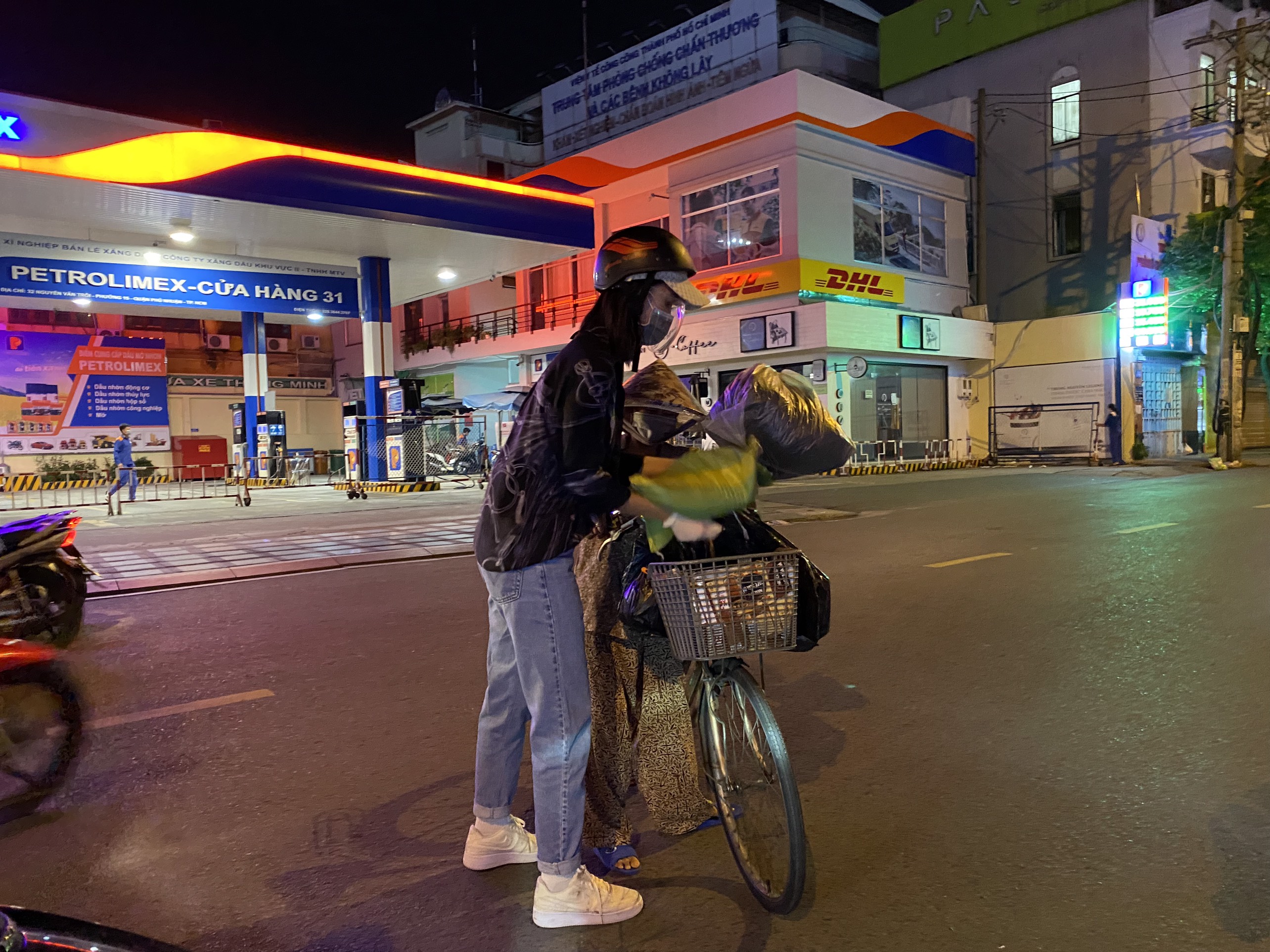 Hoa Hậu Tiểu Vy đi xe máy trao tặng 3 tấn gạo cho người dân khó khăn do ảnh hưởng của dịch Covid-19 - ảnh 4