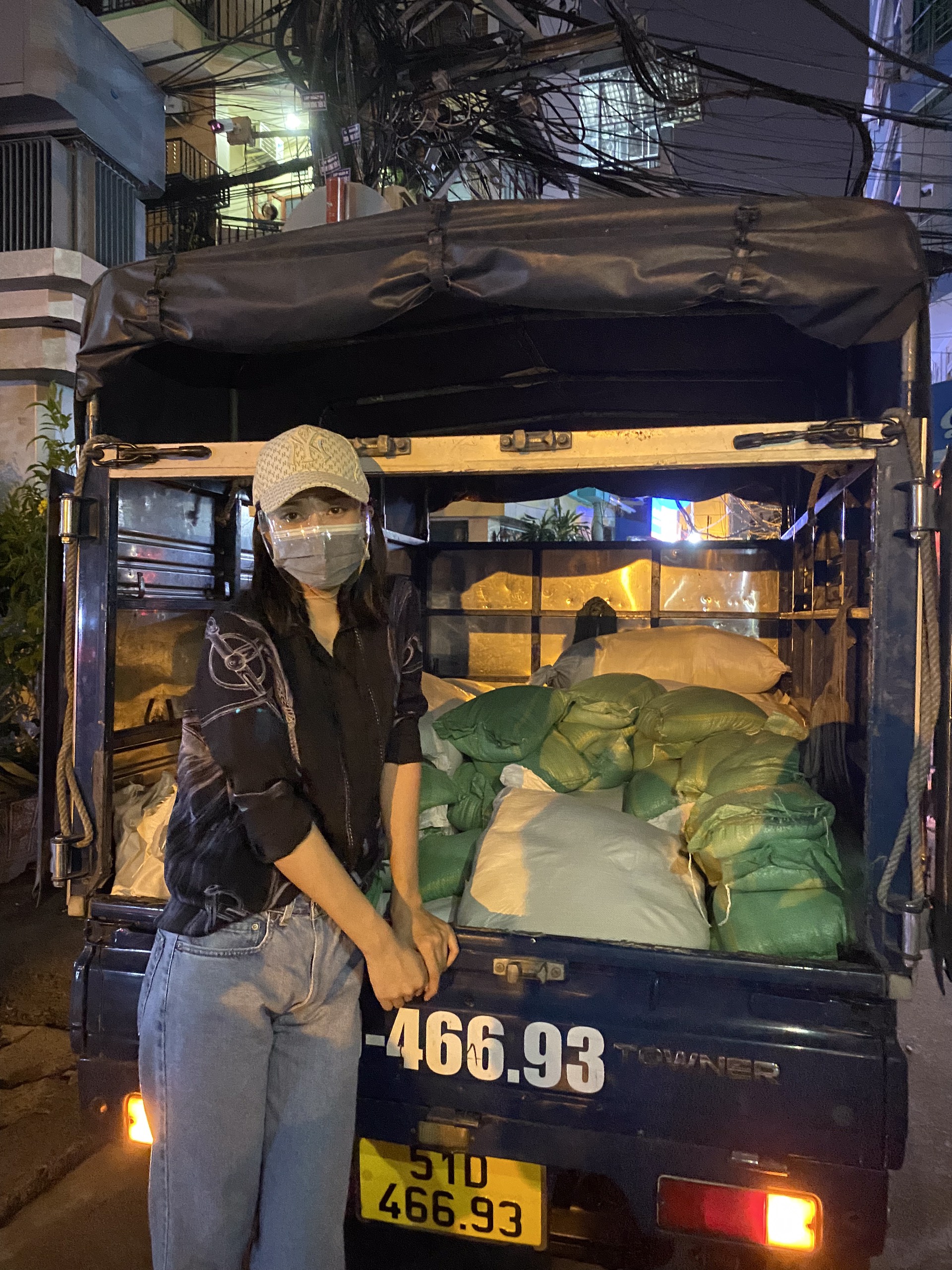 Hoa Hậu Tiểu Vy đi xe máy trao tặng 3 tấn gạo cho người dân khó khăn do ảnh hưởng của dịch Covid-19 - ảnh 7