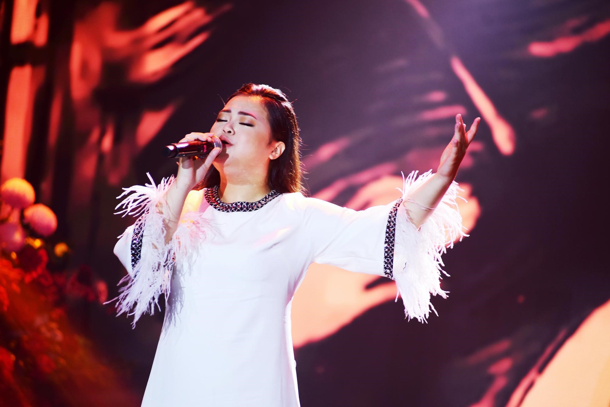 Kim Tuyến - tài năng âm nhạc trưởng thành từ hệ thống Nguyễn Hoàng cũng góp giọng với ca khúc “Mẹ tôi” - một sáng tác của nhạc sĩ Trần Tiến.