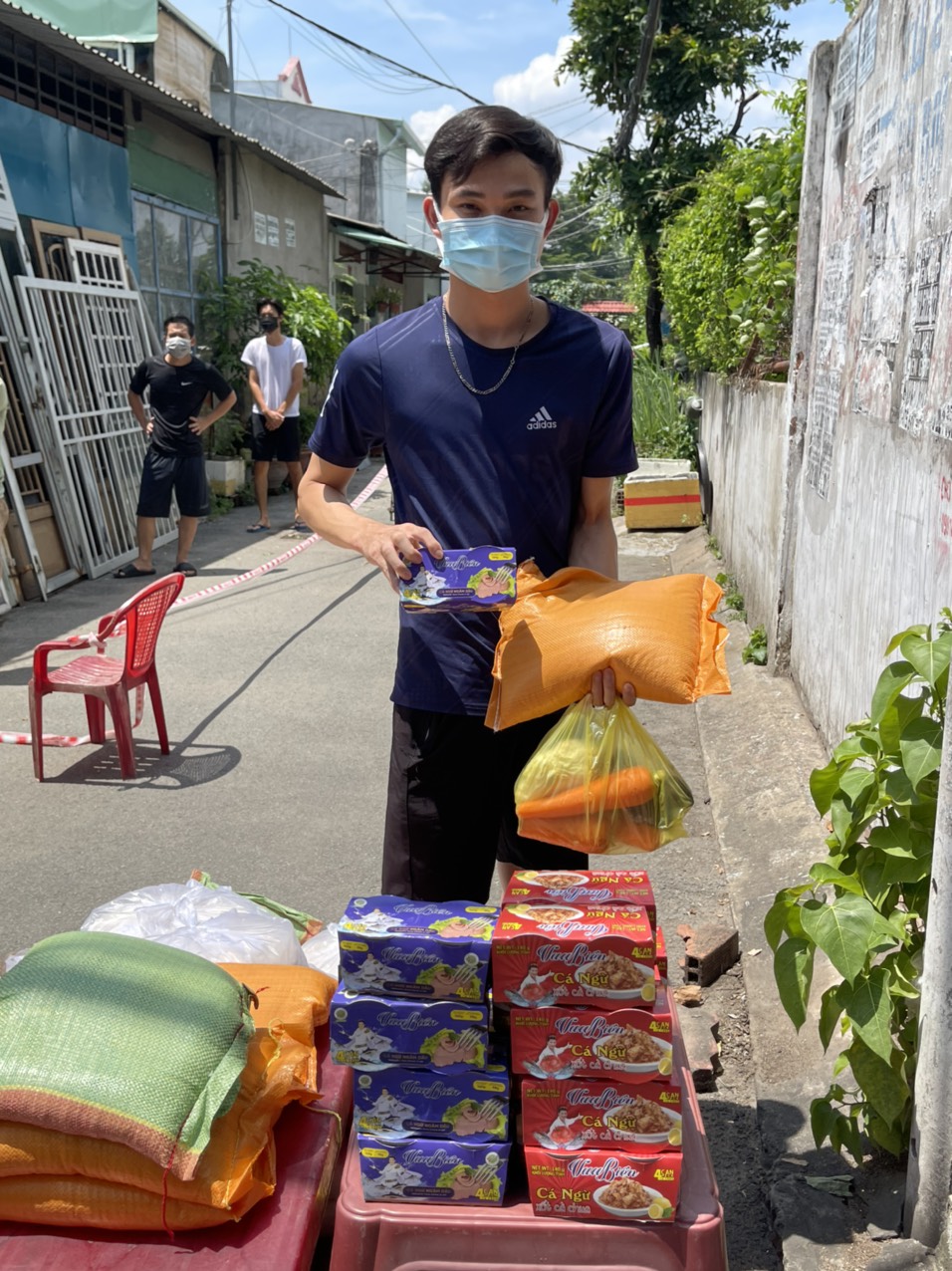 Đàm Vĩnh Hưng trao tặng hơn 5 tấn gạo và hàng ngàn hộp cá cho các khu vực phong toả, bệnh viện dã chiến
