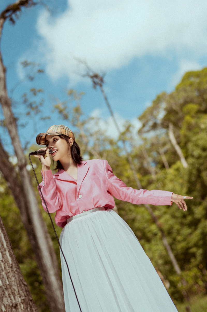 GiGi Hương Giang tung bản mash-up đặc biệt 2 hit cũ của Min, muốn dùng âm nhạc để xoa dịu cảm xúc mùa dịch - ảnh 1