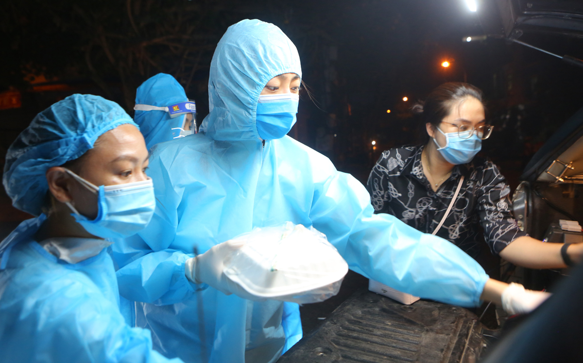 3 hoa hậu Mỹ Linh, Thuỳ Linh, Đỗ Hà mặc đồ bảo hộ phát cơm cho người nghèo trong đêm - ảnh 2