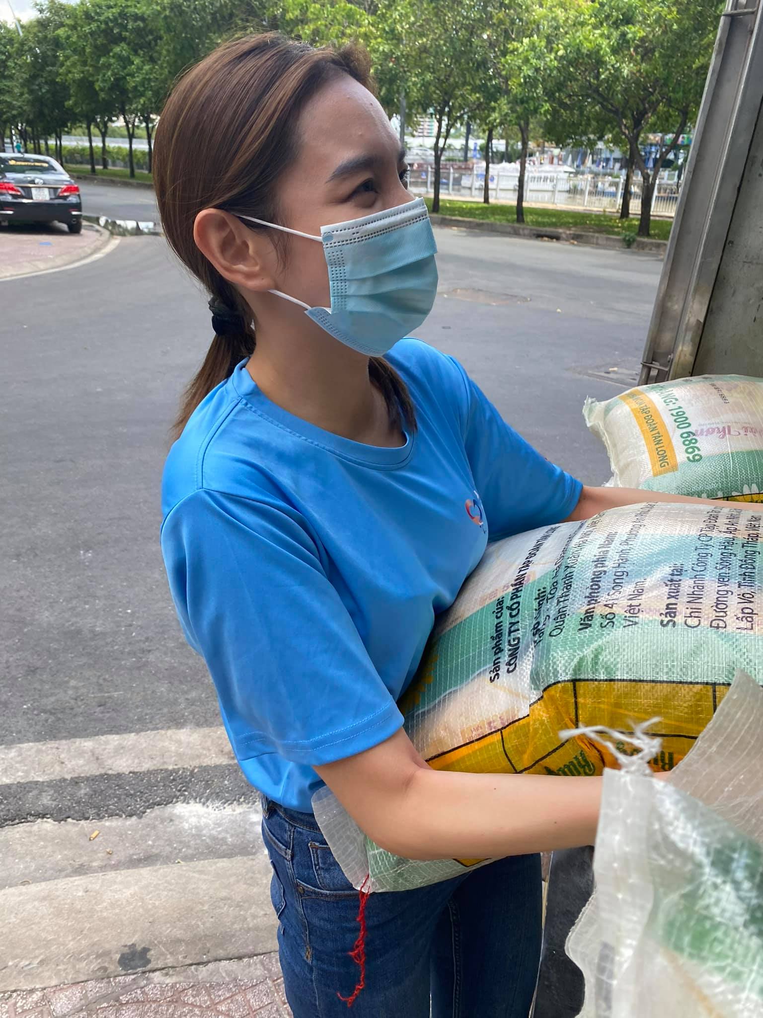 Miss Grand Việt Nam 2021 dùng tiền sinh nhật mua máy thở và 5 tấn gạo hỗ trợ bà con nghèo