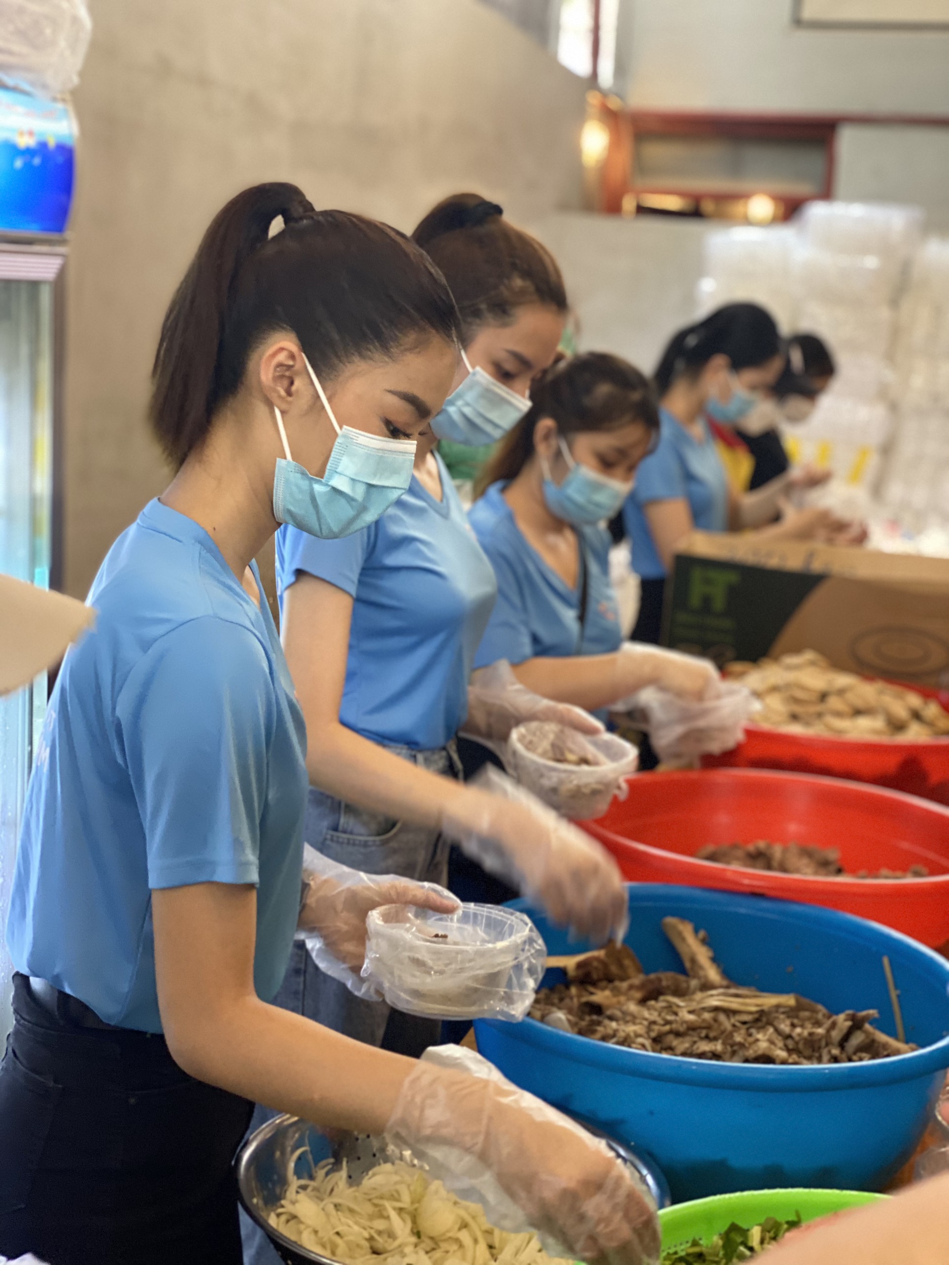 Á hậu Kiều Loan làm MV cổ động mùa dịch tại bếp ăn phục vụ tuyến đầu