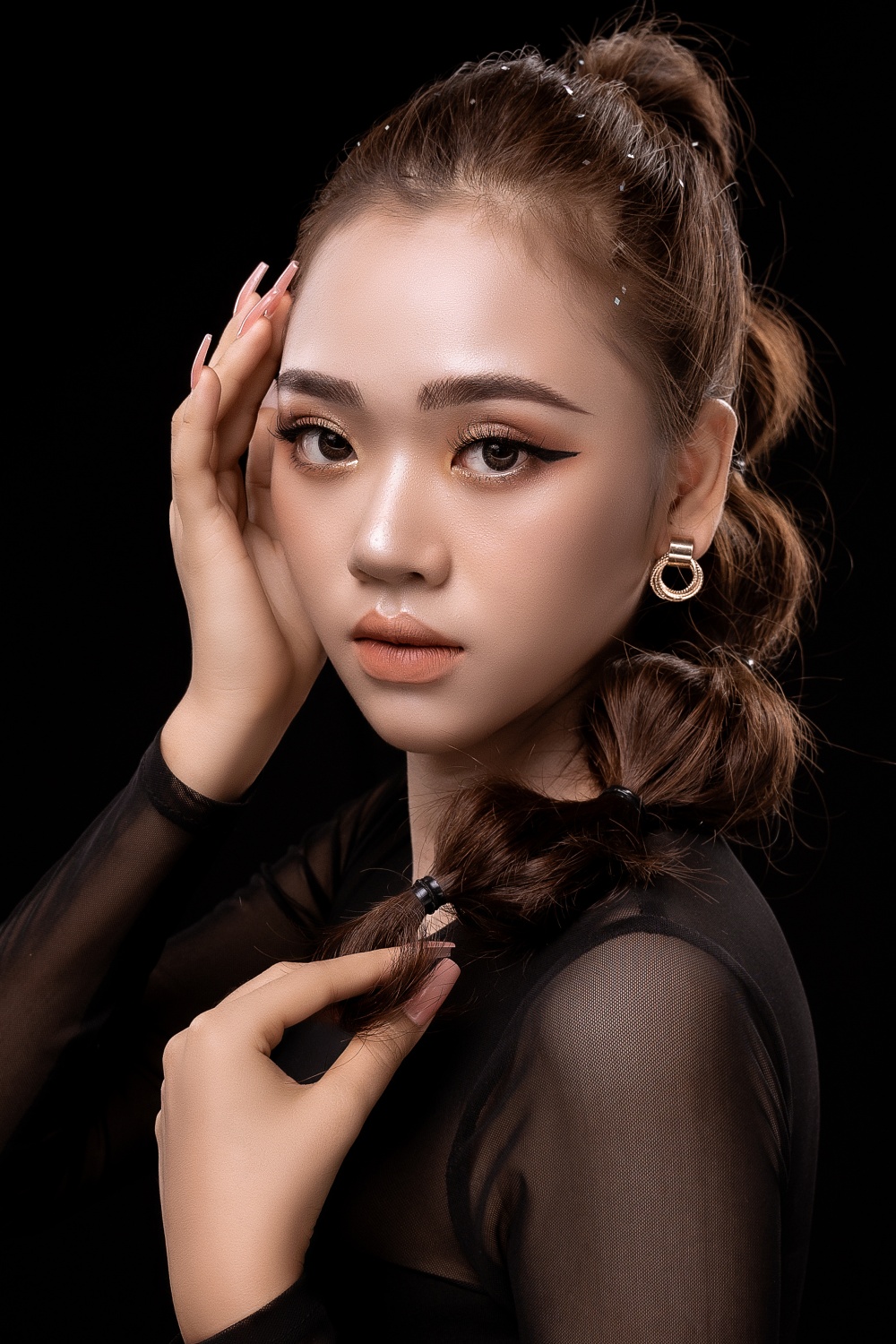Nữ sinh 19 tuổi nói gì về việc đứng đầu bình chọn ở Hoa hậu Hoàn vũ Việt Nam - ảnh 1