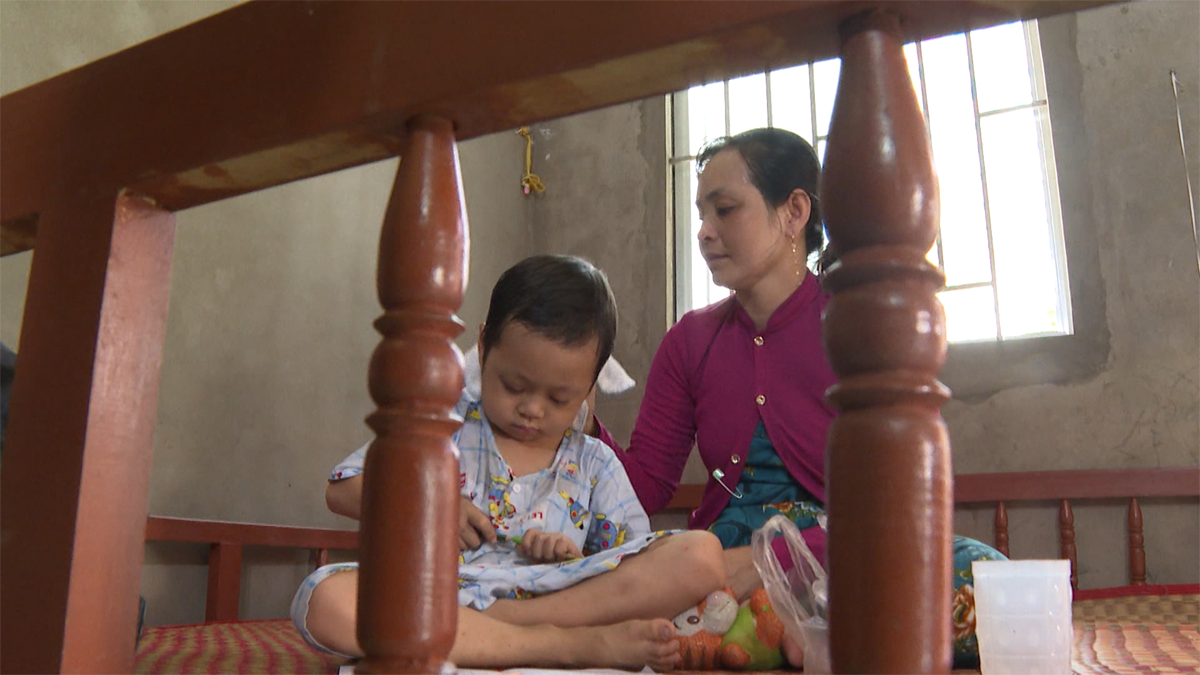 Chuyến xe nhân ái: Hai cặp vợ chồng tại Vĩnh Long khao khát kiếm tiền chữa bệnh và cho con được đến trường - ảnh 4