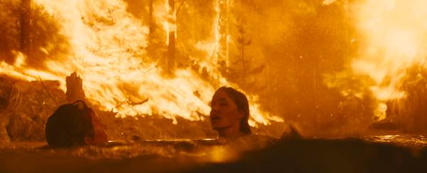 Đằng sau bộ phim cháy rừng nóng nhất hè này: Angelina Jolie trầy da tróc vảy, đoàn phim dựng hẳn một khu rừng nhân tạo