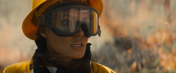Đằng sau bộ phim cháy rừng nóng nhất hè này: Angelina Jolie trầy da tróc vảy, đoàn phim dựng hẳn một khu rừng nhân tạo