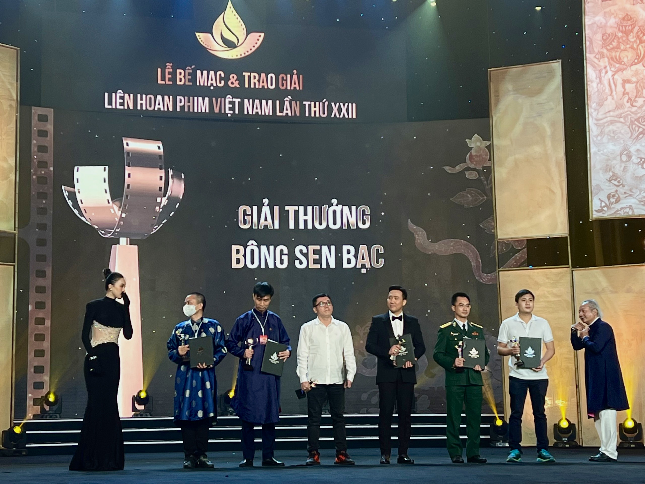 Trấn Thành thắng lớn tại Liên hoan phim Việt Nam 2021 - ảnh 2